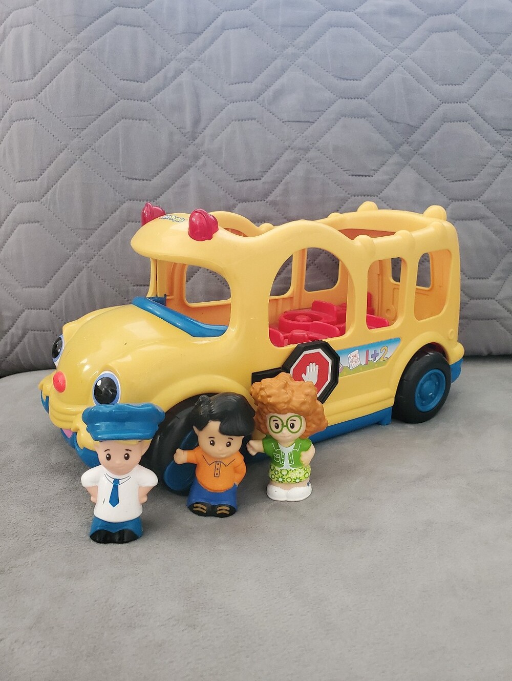 2005 Fisher Price Little People bus and 3 figures, sounds work